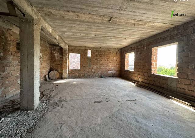 Երկու հարկանի քարե տուն 1-ին փողոցում Պտղնիում, 302 քմ, 2 սանհանգույց, մասնակի վերանորոգում