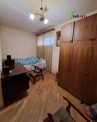3 սենյականոց բնակարան, Աթոյան փողոց անցուղի, 90 ք.մ., 1/5 հարկ, կապիտալ վերանորոգված, քարե շենք