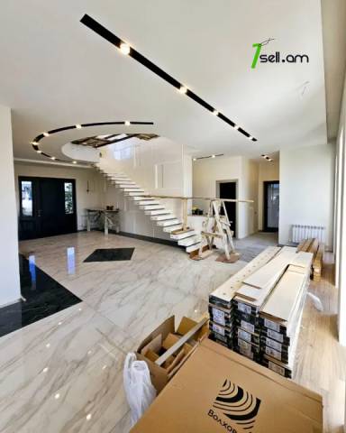 Երկու հարկանի տուն Ամառանոցային փողոցում Ձորաղբյուրում, 2600 ք.մ., 3+ սանհանգույց