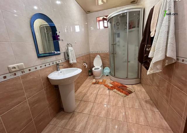 Երեք հարկանի քարե տուն Առինջի 17-րդ փողոցում Առինջում, 360 ք.մ., 3+ սանհանգույց