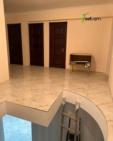 Երեք հարկանի քարե տուն 1-ին փողոցում Զովունիում, 800 ք.մ., 3+ սանհանգույց, կապիտալ վերանորոգված