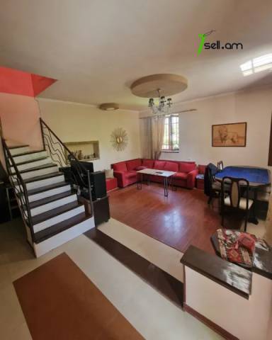 Երկու հարկանի քարե տուն Ռայնիսի փողոցում Քանաքեռ Զեյթունում, 300 քմ, 2 սանհանգույց, եվրովերանորոգված