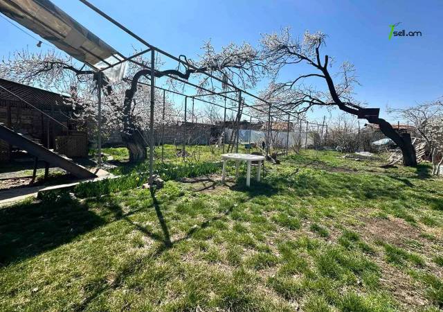 Երկու հարկանի քարե տուն 15-րդ փողոցում Շենգավիթում, 597 քմ, 2 սանհանգույց, կոսմետիկ վերանորոգում