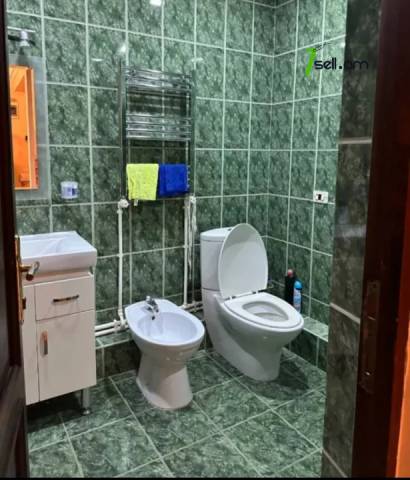 5 սենյականոց բնակարան նորակառույց շենքում Եզնիկ Կողբացու փողոցում, 180 ք.մ., 2 սանհանգույց