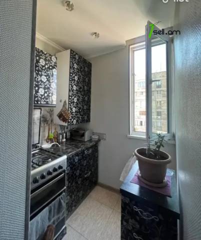 4 սենյականոց բնակարան Գուսան Շերամի փողոցում, 83 ք.մ., մասնակի վերանորոգում, քարե շենք