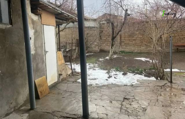 Երկու հարկանի քարե տուն Էրեբունու փողոցում Էրեբունիում, 500 քմ, 2 սանհանգույց