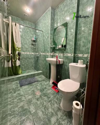 3 սենյականոց բնակարան Դերենիկ Դեմիրճյանի փողոցում, 70 քմ, 3/10 հարկ, կապիտալ վերանորոգված