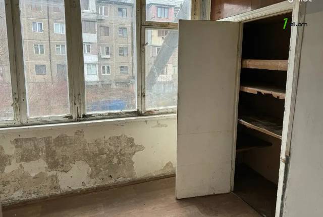 1 սենյականոց բնակարան Նելսոն Ստեփանյան փողոցում, 46 քմ, նախավերջին հարկ, քարե շենք