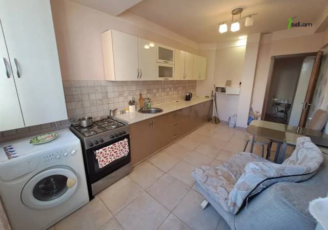 3 սենյականոց բնակարան Երվանդ Քոչարի փողոցում, 95 ք.մ., 4/13 հարկ, մի քանի պատշգամբ