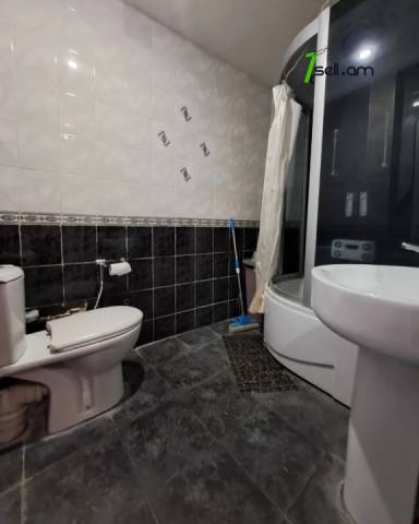 3 սենյականոց բնակարան Մոսկովյան փողոցում, 98 ք.մ., բարձր առաստաղներ, մի քանի պատշգամբ, 3/5 հարկ