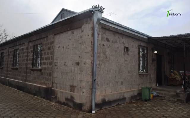 Մեկ հարկանի քարե տուն, Կոմինտերնի փողոցի 2-րդ նրբանցք Գյումրիում, 310 ք.մ., 2 սանհանգույց