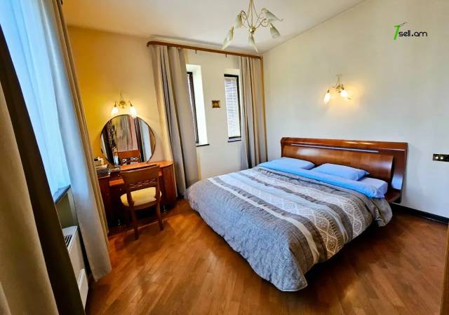 Երկու հարկանի քարե տուն Ծարավ Աղբյուրի փողոցում Ավանում, 1650 ք.մ., 3+ սանհանգույց