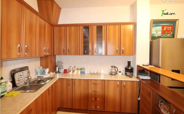 Երեք հարկանի քարե տուն Տիգրան Մեծի պողոտայում Էրեբունիում, 372 ք.մ., 2 սանհանգույց, եվրովերանորոգված