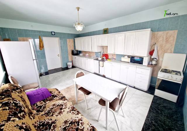 Չորս հարկանի քարե տուն Արաբկիր փողոցում Քասախում, 1000 ք.մ., 3+ սանհանգույց, եվրովերանորոգված