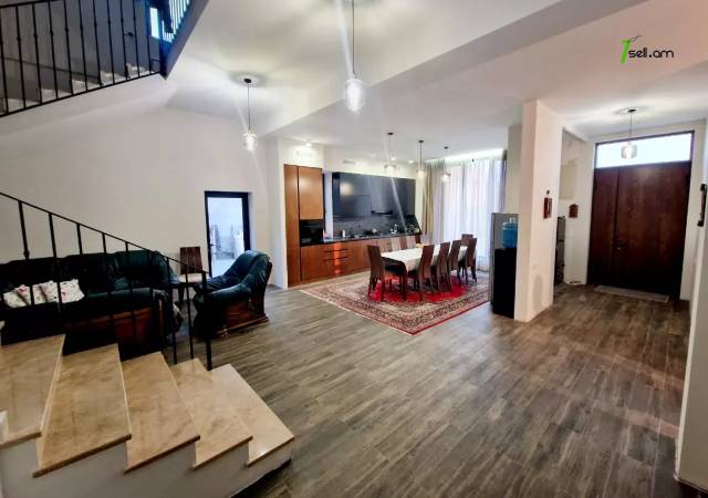 Երկու հարկանի քարե տուն Ծարավ աղբյուրի փողոցում Ավանում, 900 քմ, 3+ սանհանգույց, եվրովերանորոգված