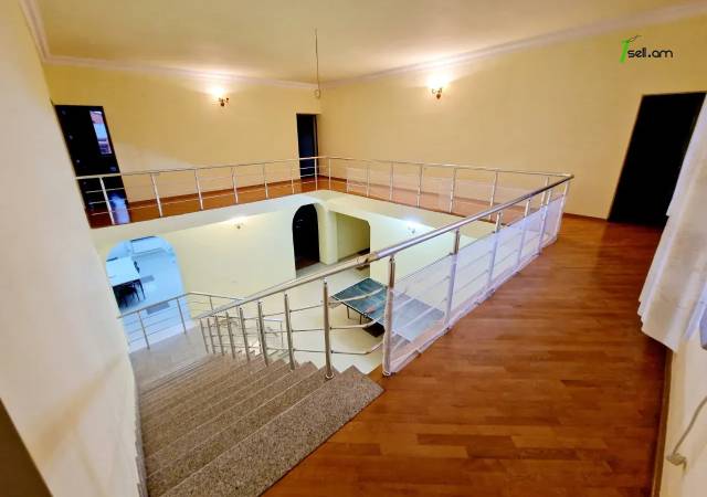 Երկու հարկանի քարե տուն Դավիթ Բեկի փողոցում Էրեբունիում, 500 ք.մ., 3+ սանհանգույց, եվրովերանորոգված