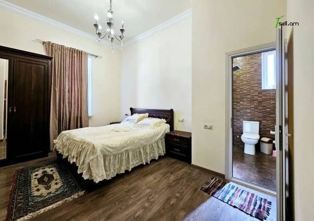 Երեք հարկանի քարե տուն Բագրևանդի փողոցում Նոր Նորքում, 1560 ք.մ., 3+ սանհանգույց