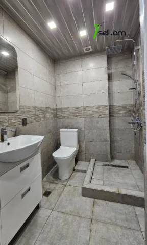 Երեք հարկանի քարե թաունհաուզ Նվեր Սաֆարյան փողոցում Ավանում, 351 ք.մ., 3+ սանհանգույց