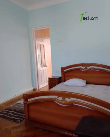 3 սենյականոց բնակարան Սայաթ-Նովայի պողոտայում, 86 ք.մ., բարձր առաստաղներ, կոսմետիկ վերանորոգում