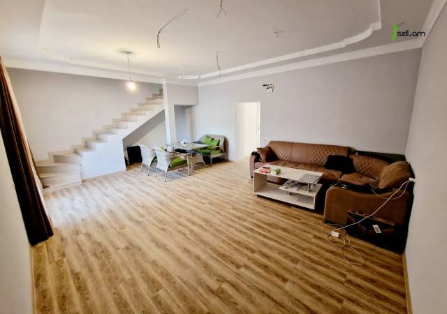 Երկու հարկանի քարե տուն 13-րդ փողոցում Զովունիում, 250 ք.մ., 2 սանհանգույց, եվրովերանորոգված