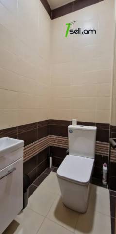 Երեք հարկանի քարե տուն Մելքումովի փողոցում Դավիթաշենում, 600 քմ, 3+ սանհանգույց, եվրովերանորոգված