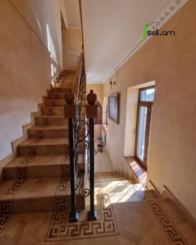 Երկու հարկանի քարե ամառանոց 12-րդ փողոցում Պտղնիում, 600 ք.մ., 3+ սանհանգույց, եվրովերանորոգված