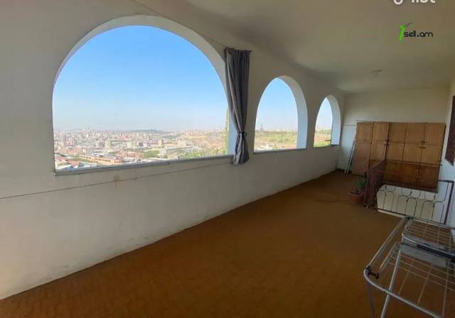 Երեք հարկանի քարե տուն Սերո Խանզադյան փողոցում Նորք Մարաշում, 370 ք.մ., 3+ սանհանգույց, մեծ հողամաս