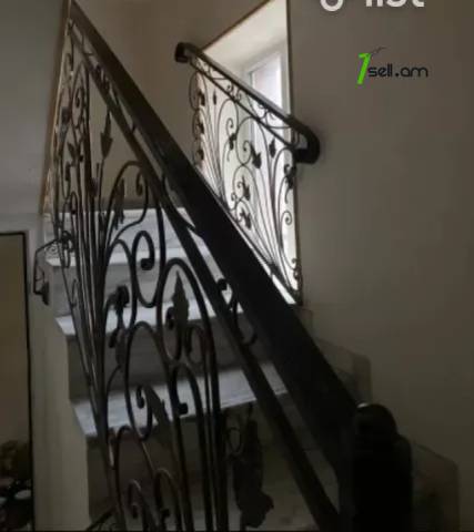 Երեք հարկանի քարե տուն Ծարավ աղբյուրի փողոցում Ավանում, 360 ք.մ., 2 սանհանգույց