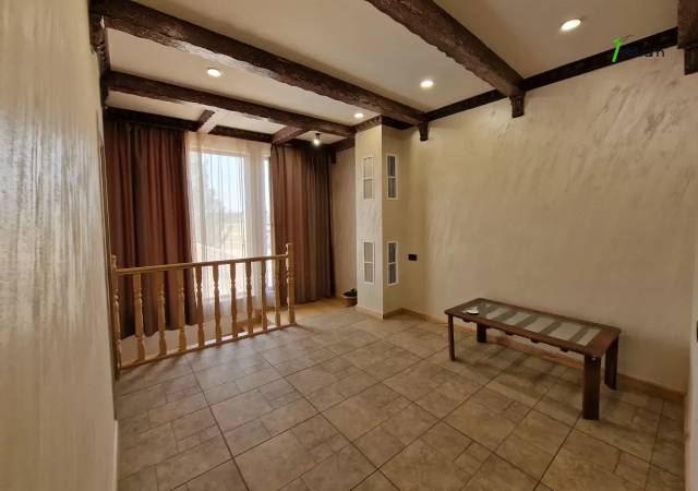 Երկու հարկանի քարե տուն Շիրակի փողոցում Շենգավիթում, 800 ք.մ., 2 սանհանգույց, եվրովերանորոգված