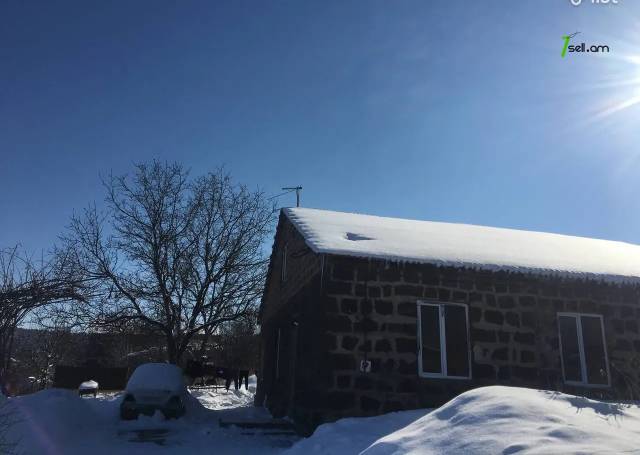 Մեկ հարկանի քարե տուն Աղասի Խանջյանի փողոցում Հրազդանում, 113 ք.մ., մեծ հողամաս