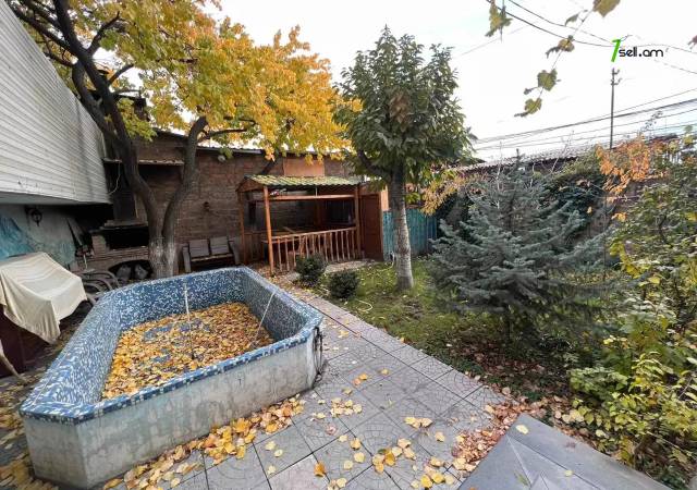 Երկու հարկանի քարե տուն Անտառային փողոցում կենտրոնում, 350 ք.մ., 3+ սանհանգույց, եվրովերանորոգված