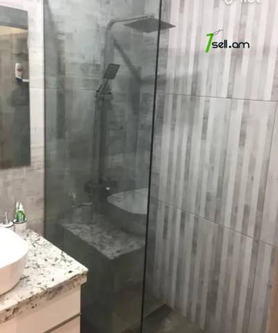 3 սենյականոց բնակարան Դրոյի փողոցում, 73 ք.մ., եվրովերանորոգված, քարե շենք