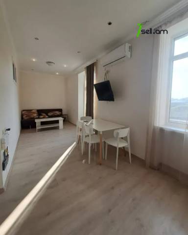 2 սենյականոց բնակարան Բաղրամյան պողոտայում, 42 ք.մ., 2/5 հարկ, կապիտալ վերանորոգված, քարե շենք