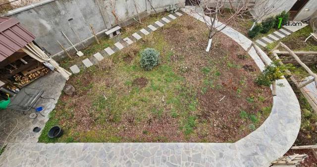 Երկու հարկանի քարե տուն Նվեր Սաֆարյան փողոցում Ավանում, 729 ք.մ., 3+ սանհանգույց