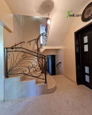 Երկու հարկանի քարե տուն Ջրվեժում, 1200 քմ, 3+ սանհանգույց, եվրովերանորոգված