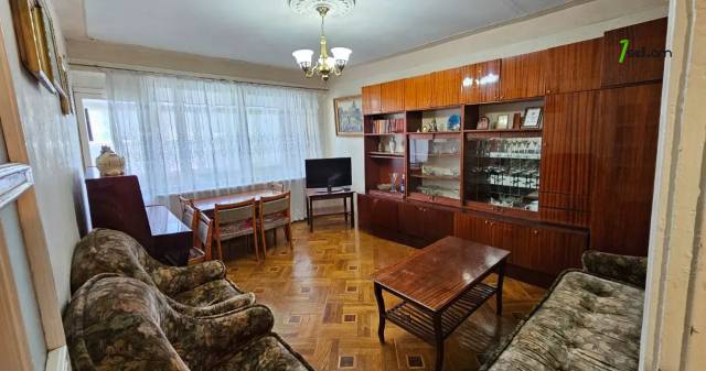 3 սենյականոց բնակարան Գյուլիքեխվյան փողոցում, 77 քմ, կոսմետիկ վերանորոգում, քարե շենք