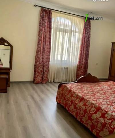 Չորս հարկանի քարե տուն Սիմեոն Երևանցու փողոցում կենտրոնում, 550 ք.մ., 3+ սանհանգույց