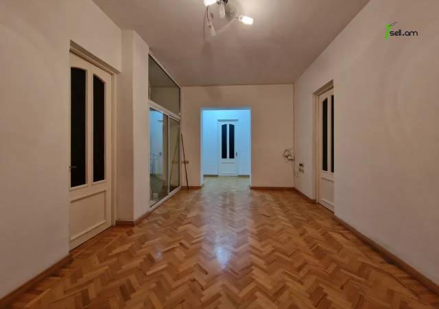 Երկու հարկանի քարե տուն Դավիթ Բեկի փողոցում Էրեբունիում, 650 քմ, 3+ սանհանգույց, եվրովերանորոգված