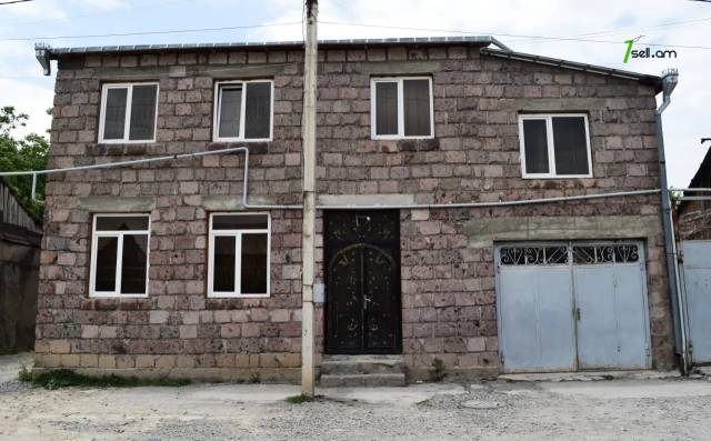 Երկու հարկանի քարե տուն Կնունյանց փողոցում Գյումրիում, 279 քմ, 2 սանհանգույց, եվրովերանորոգված