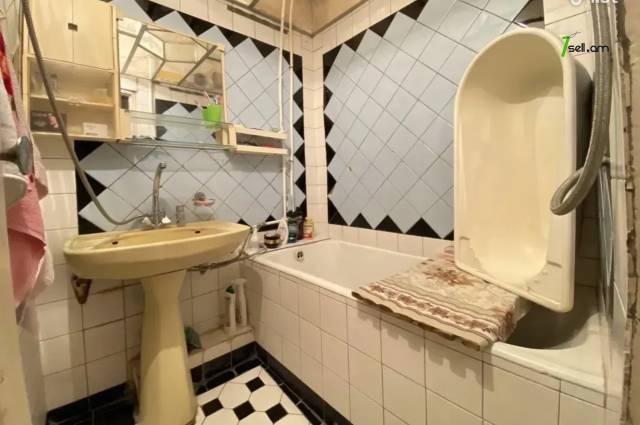 2 սենյականոց բնակարան Չեխովի փողոցում, 80 քմ, 6/13 հարկ, մի քանի պատշգամբ, մասնակի վերանորոգում