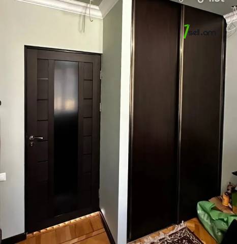 3 սենյականոց բնակարան Դավիթ Մալյան փողոցում, 79 ք.մ., եվրովերանորոգված, քարե շենք