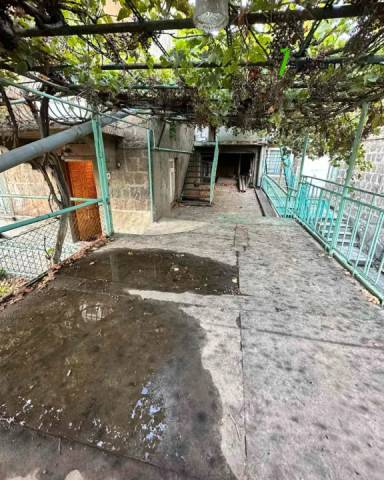 Երկու հարկանի քարե տուն Նաիրի Զարյան փողոցում կենտրոնում, 567 ք.մ., 2 սանհանգույց