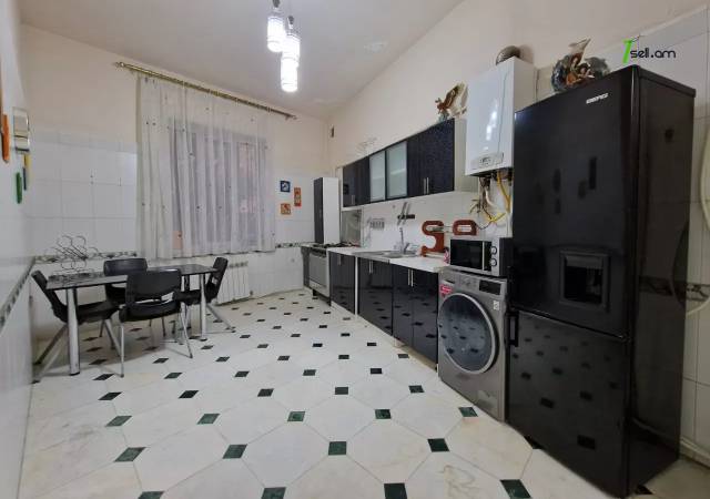 Երեք հարկանի քարե տուն Պարոնյան փողոցում կենտրոնում, 550 քմ, 3+ սանհանգույց, եվրովերանորոգված