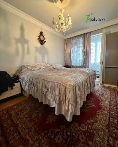 3 սենյականոց բնակարան Պարույր Սևակի փողոցում, 80 ք.մ., 3/5 հարկ, կապիտալ վերանորոգված, քարե շենք