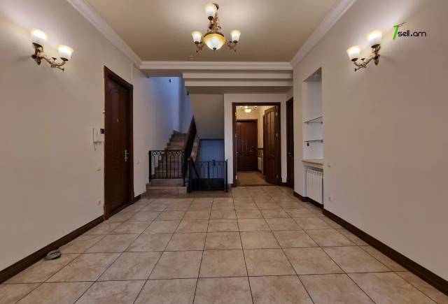 Երկու հարկանի քարե տուն, Նոյ թաղամաս Աջափնյակում, 400 ք.մ., 3+ սանհանգույց, եվրովերանորոգված