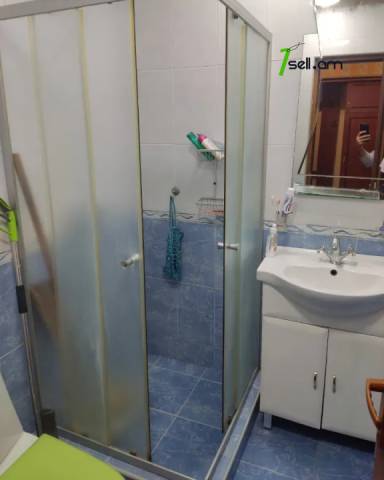 3 սենյականոց բնակարան Լենինգրադյան փողոցում, 78 ք.մ., կապիտալ վերանորոգված, քարե շենք