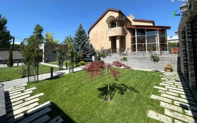 Երեք հարկանի տուն Բագրևանդի 23-րդ փողոցում Նոր Նորքում, 530 ք.մ., 3+ սանհանգույց