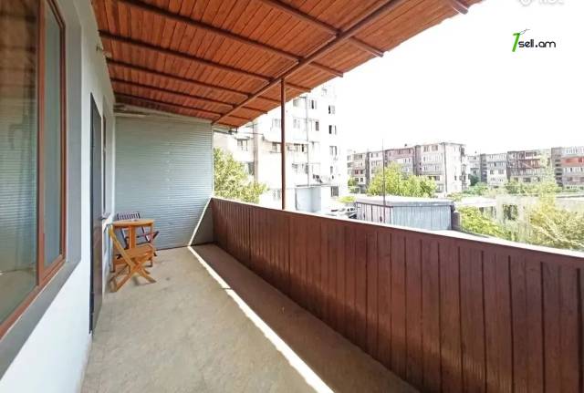 3 սենյականոց բնակարան Ավետիս Ահարոնյան փողոցում, 77 ք.մ., 2/5 հարկ, կապիտալ վերանորոգված, քարե շենք