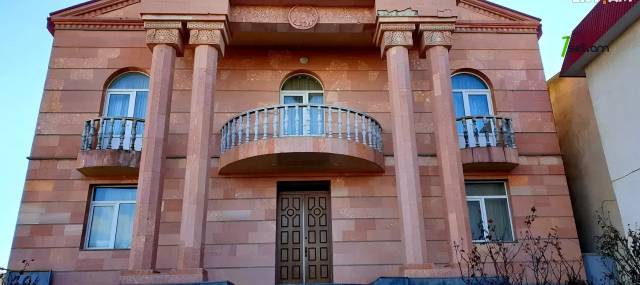 Երկու հարկանի քարե տուն, Աշտարակի խճուղի Աջափնյակում, 2000 ք.մ., 3+ սանհանգույց, մեծ հողամաս