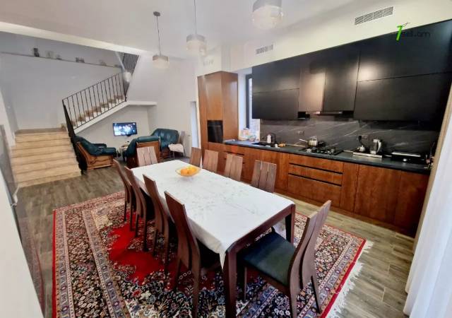 Երկու հարկանի քարե տուն Ծարավ աղբյուրի փողոցում Ավանում, 900 քմ, 3+ սանհանգույց, եվրովերանորոգված